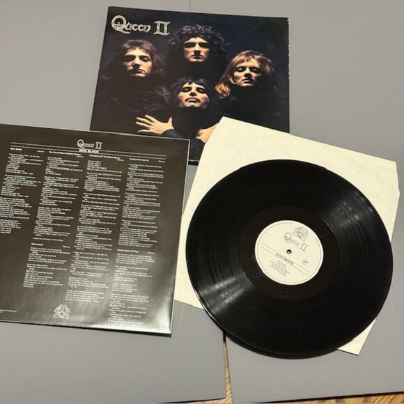 Queen II 2 Metal Rock 2015 Record Vinyl 33 RPM Album 12" 1974 Gatefold Cover - Picture 1 of 4